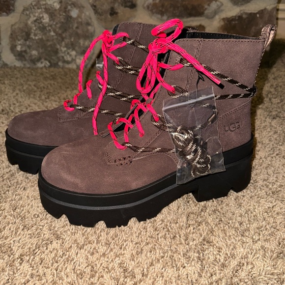 UGG BRISBANE LACE-UP WATERPROOF SUEDE PLATFORM BOOTS SIZE 9.5 NEW - Picture 2 of 11